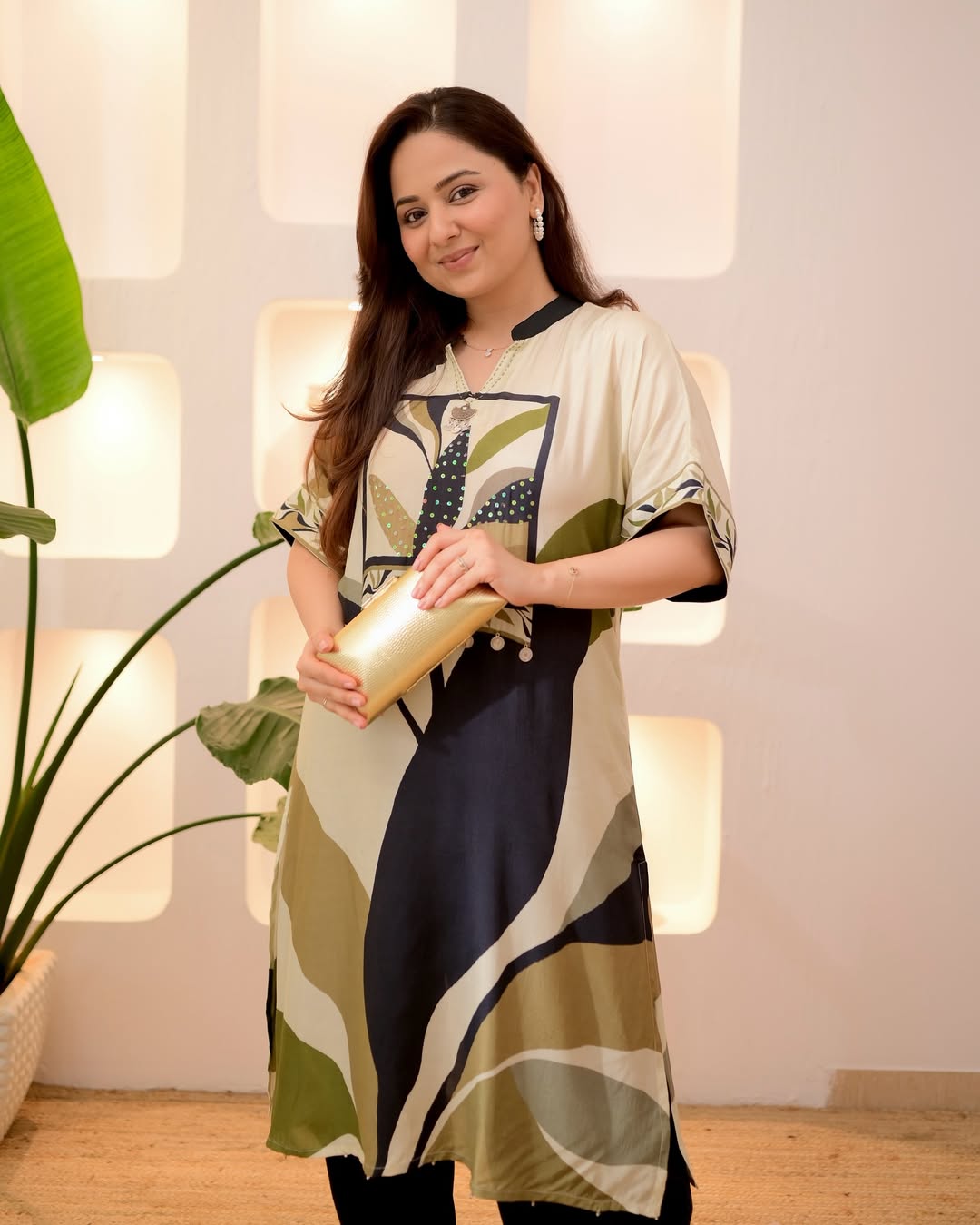 Designed with a stylish neckline adorned with delicate handwork - Image 6